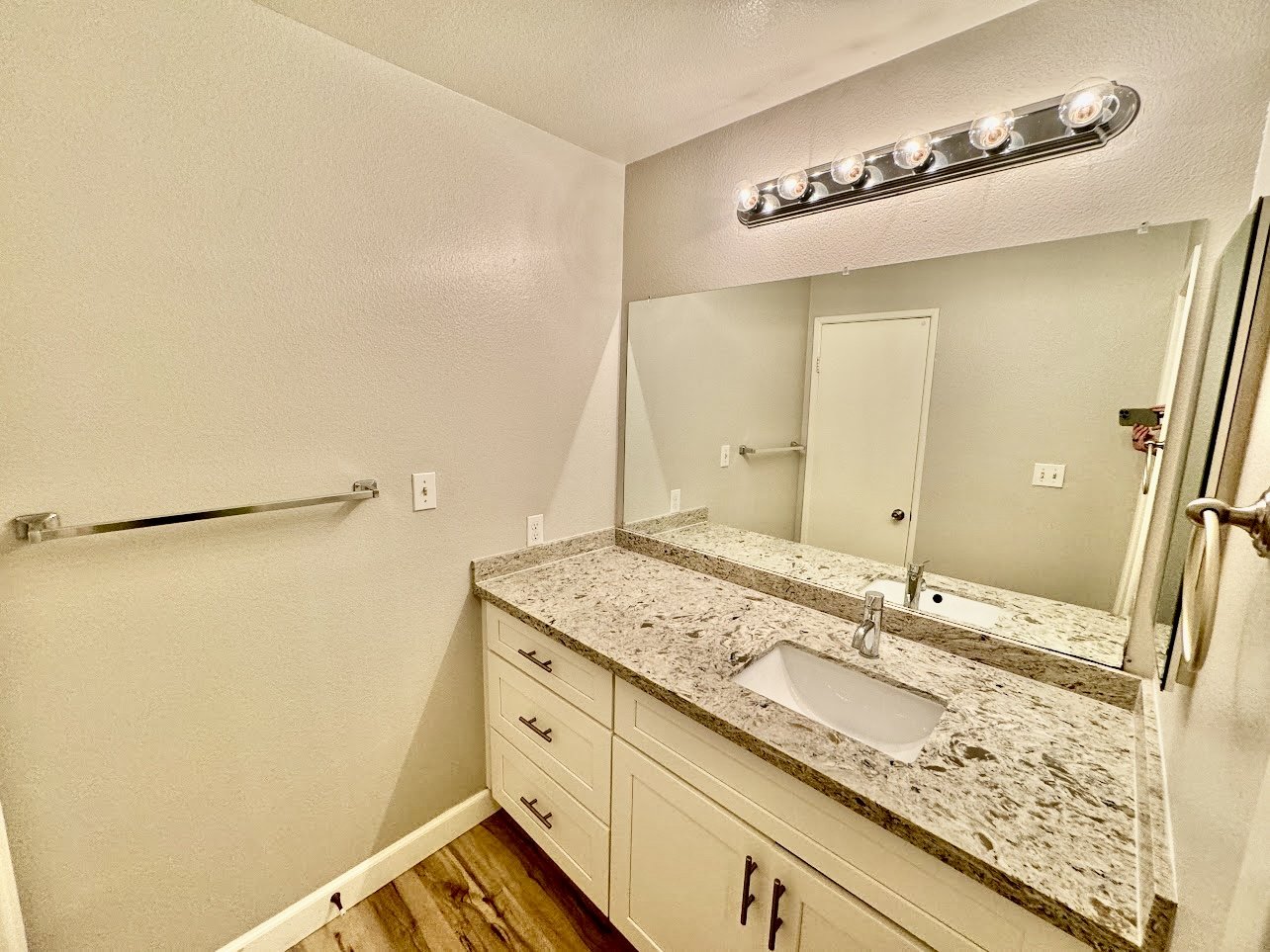 Beautifully Upgraded 2-Bedroom Condo in La Jolla Colony property image