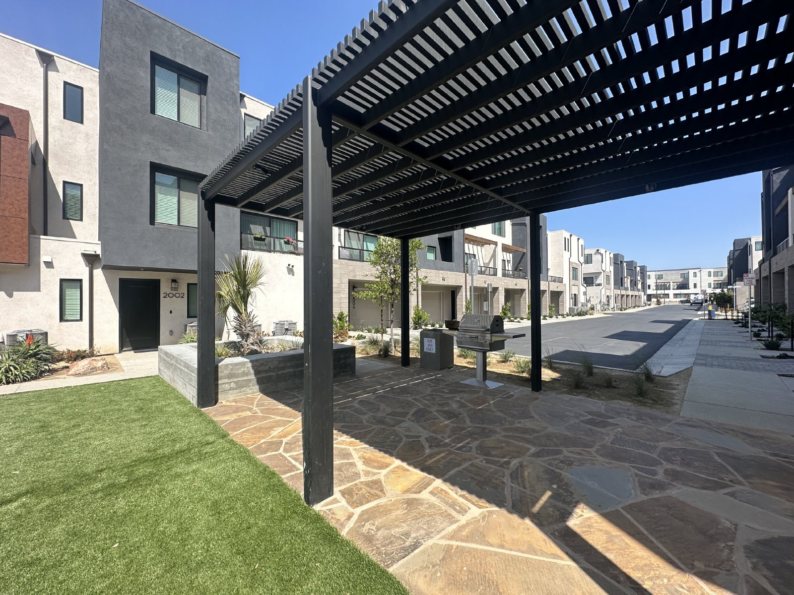 Modern 3BR Townhome in Ocean View Hills with Attached Garage & Open Floor Plan property image