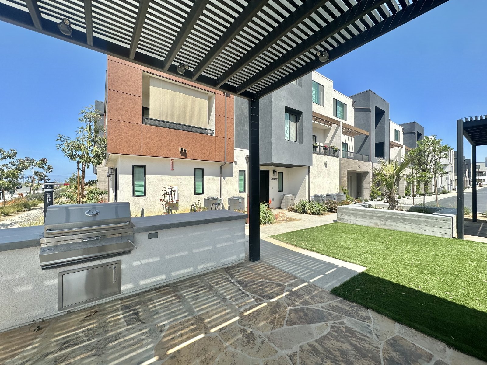 Modern 3BR Townhome in Ocean View Hills with Attached Garage & Open Floor Plan property image