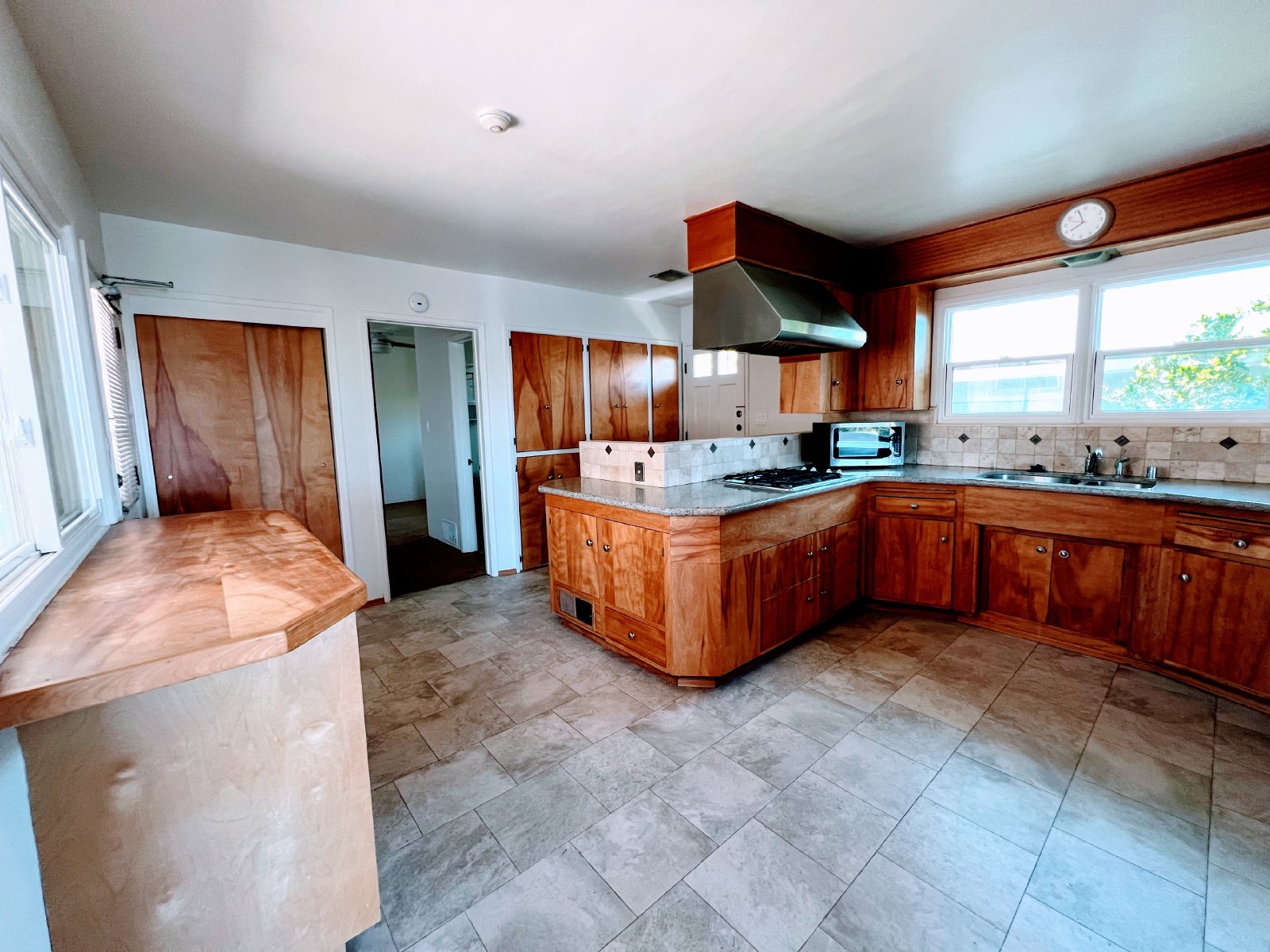 Ocean Views in the Sunset Cliffs area of OB - 3 Bed, 2 Bath, and a 2 Car Garage property image