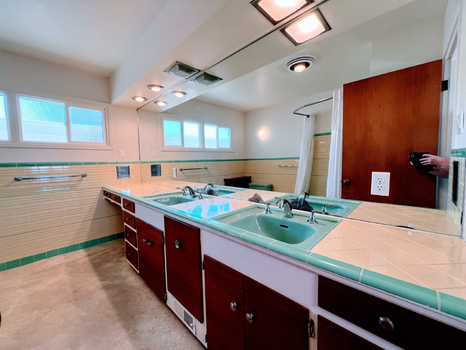 Ocean Views in the Sunset Cliffs area of OB - 3 Bed, 2 Bath, and a 2 Car Garage property image