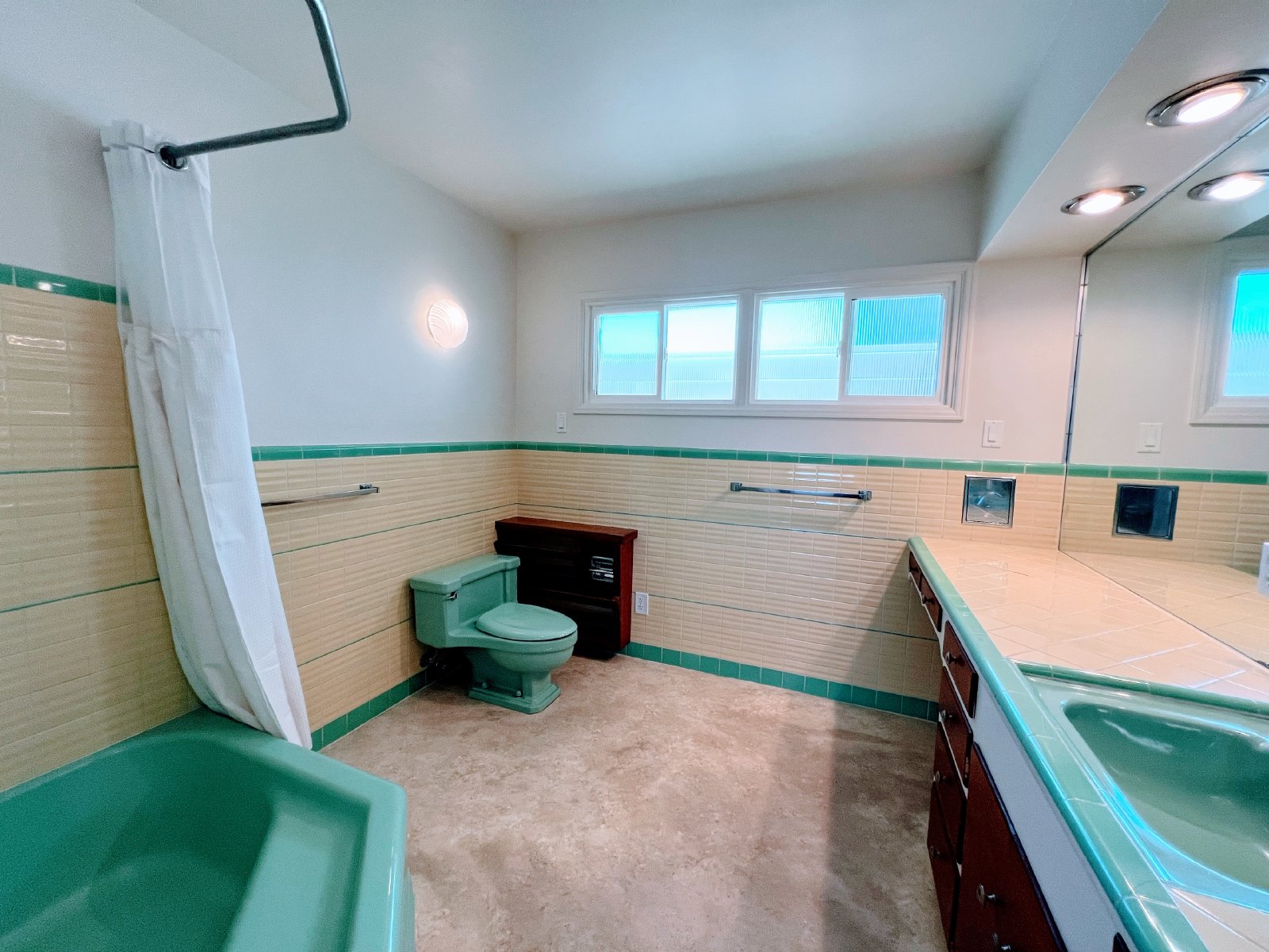 Ocean Views in the Sunset Cliffs area of OB - 3 Bed, 2 Bath, and a 2 Car Garage property image