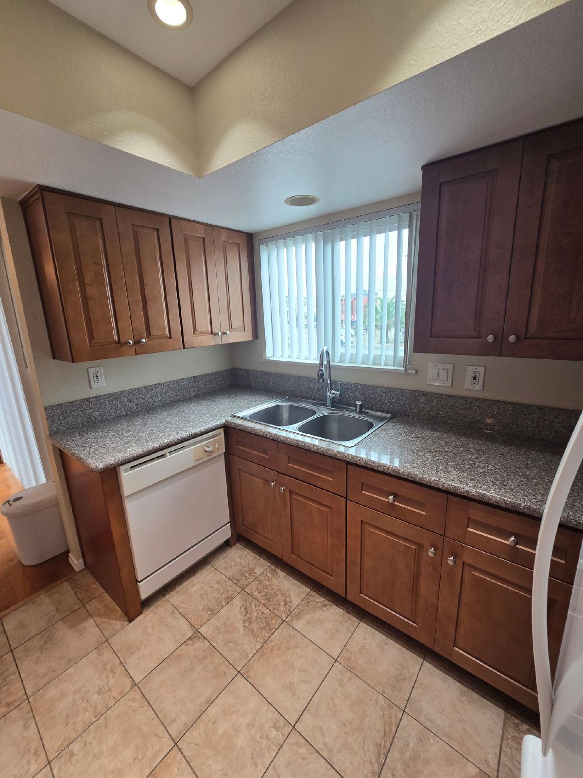 Spacious 2BD/2.5BA Town Home with 2 Car Garage property image