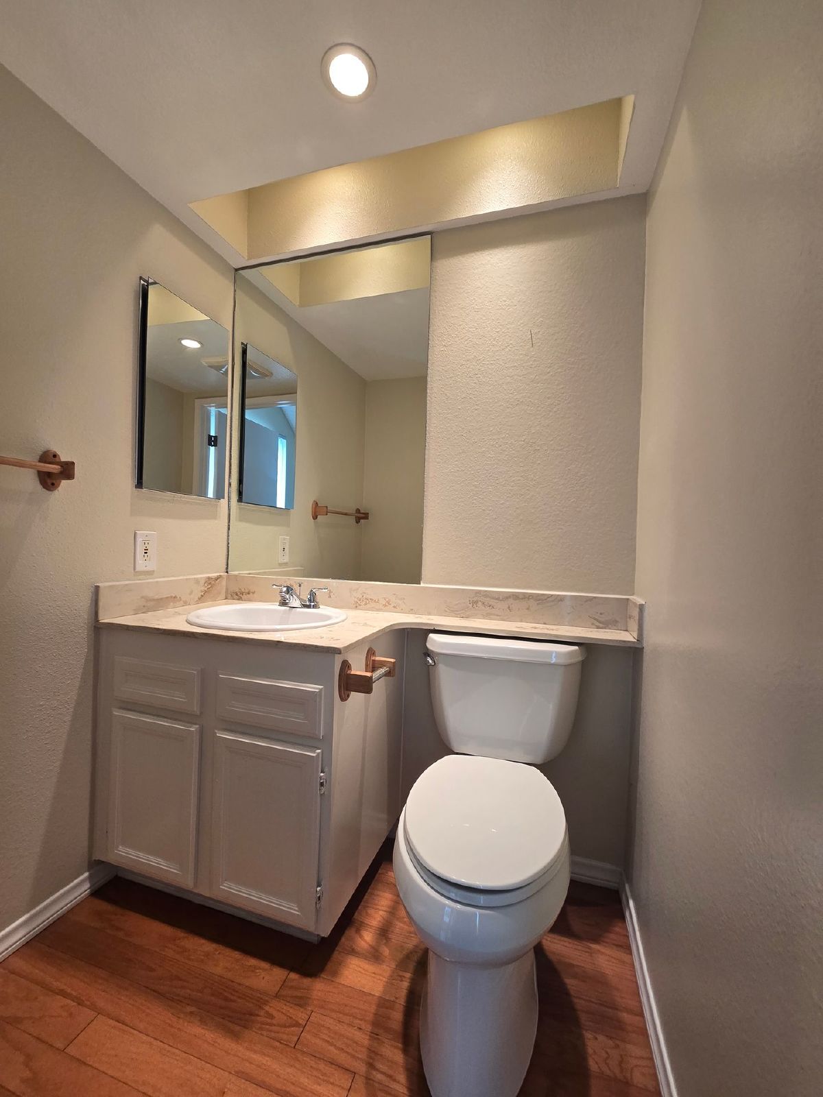 Spacious 2BD/2.5BA Town Home with 2 Car Garage property image