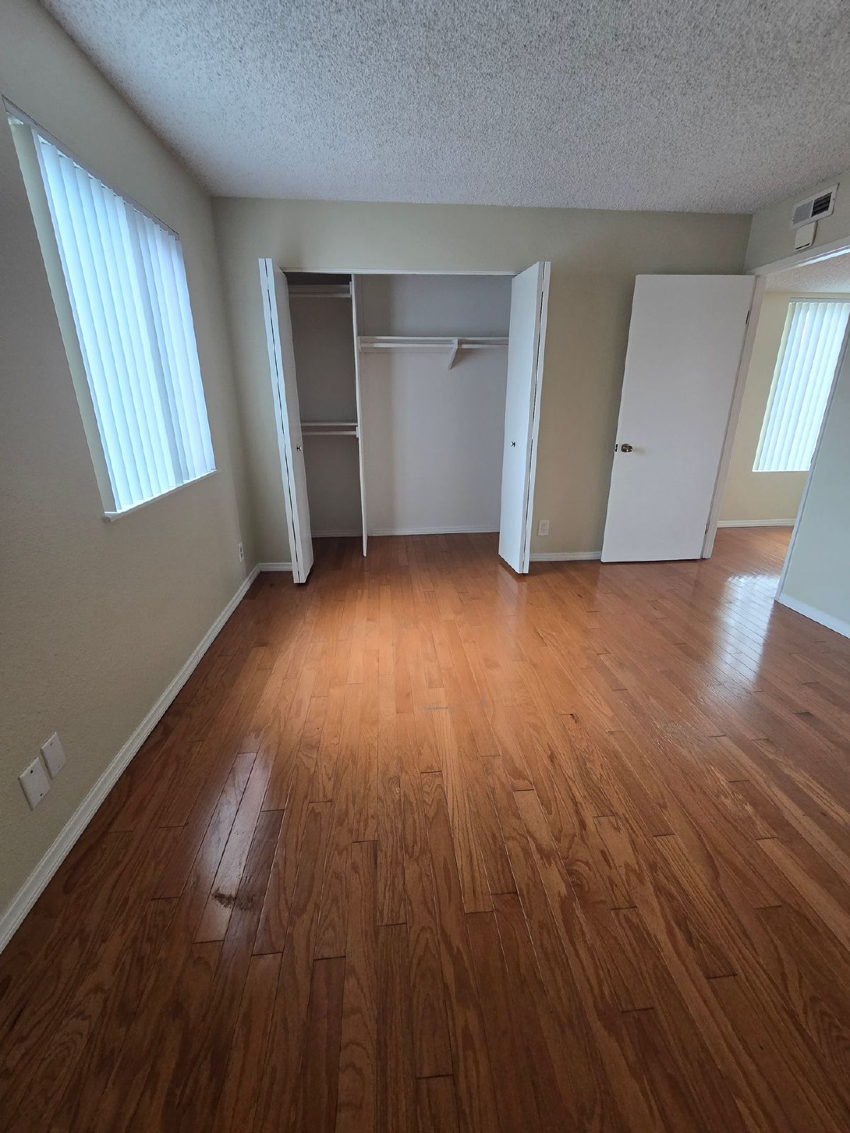 Spacious 2BD/2.5BA Town Home with 2 Car Garage property image
