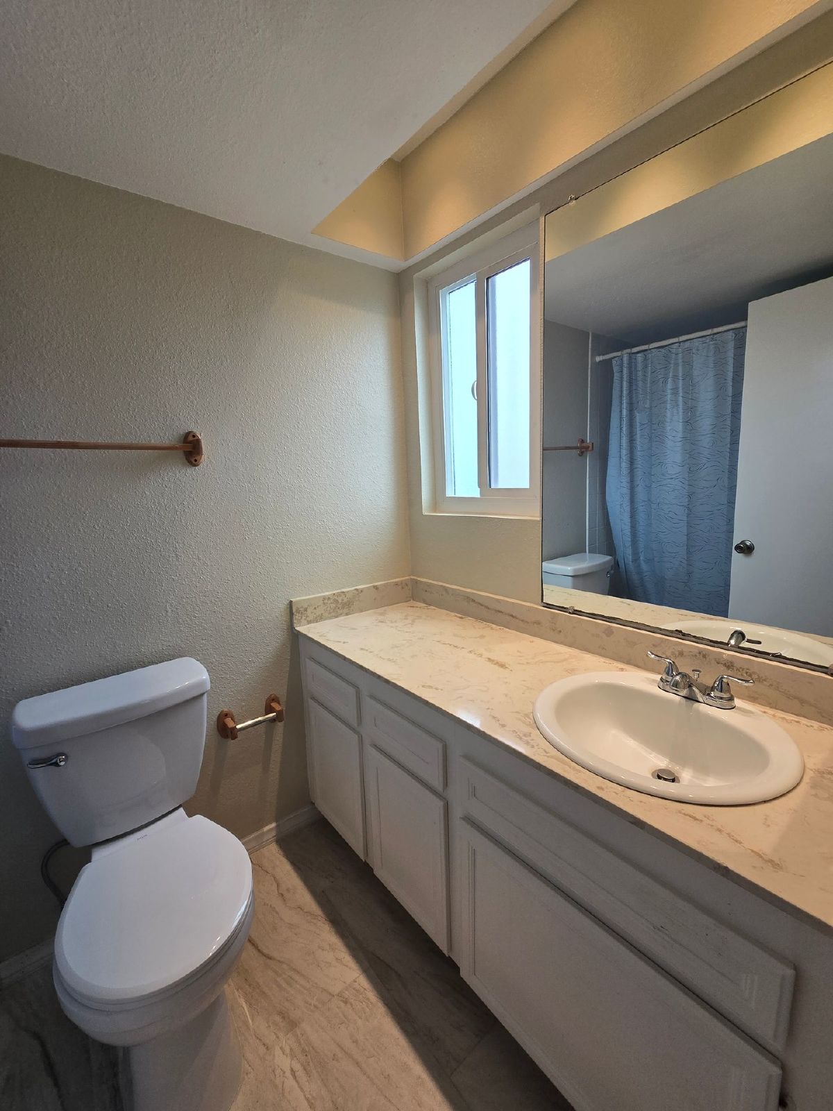 Spacious 2BD/2.5BA Town Home with 2 Car Garage property image