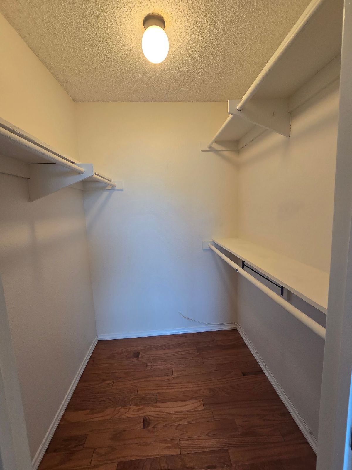 Spacious 2BD/2.5BA Town Home with 2 Car Garage property image