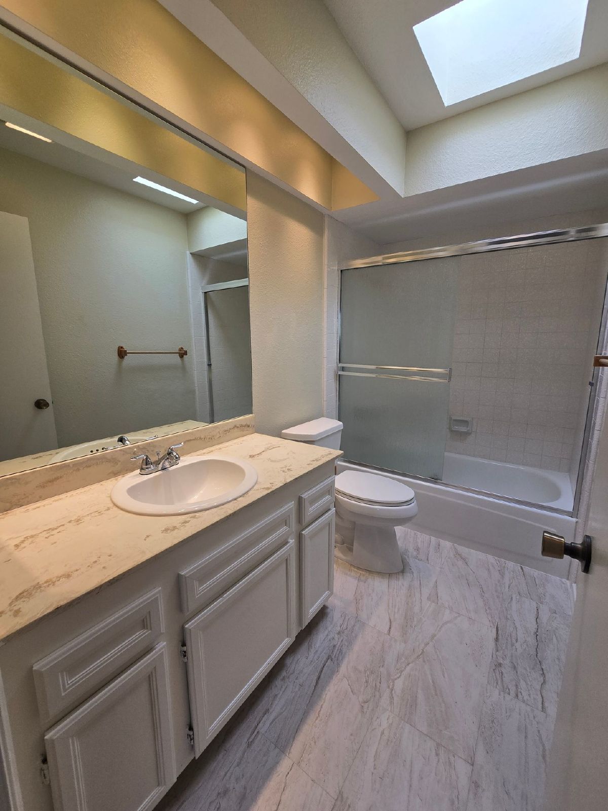 Spacious 2BD/2.5BA Town Home with 2 Car Garage property image