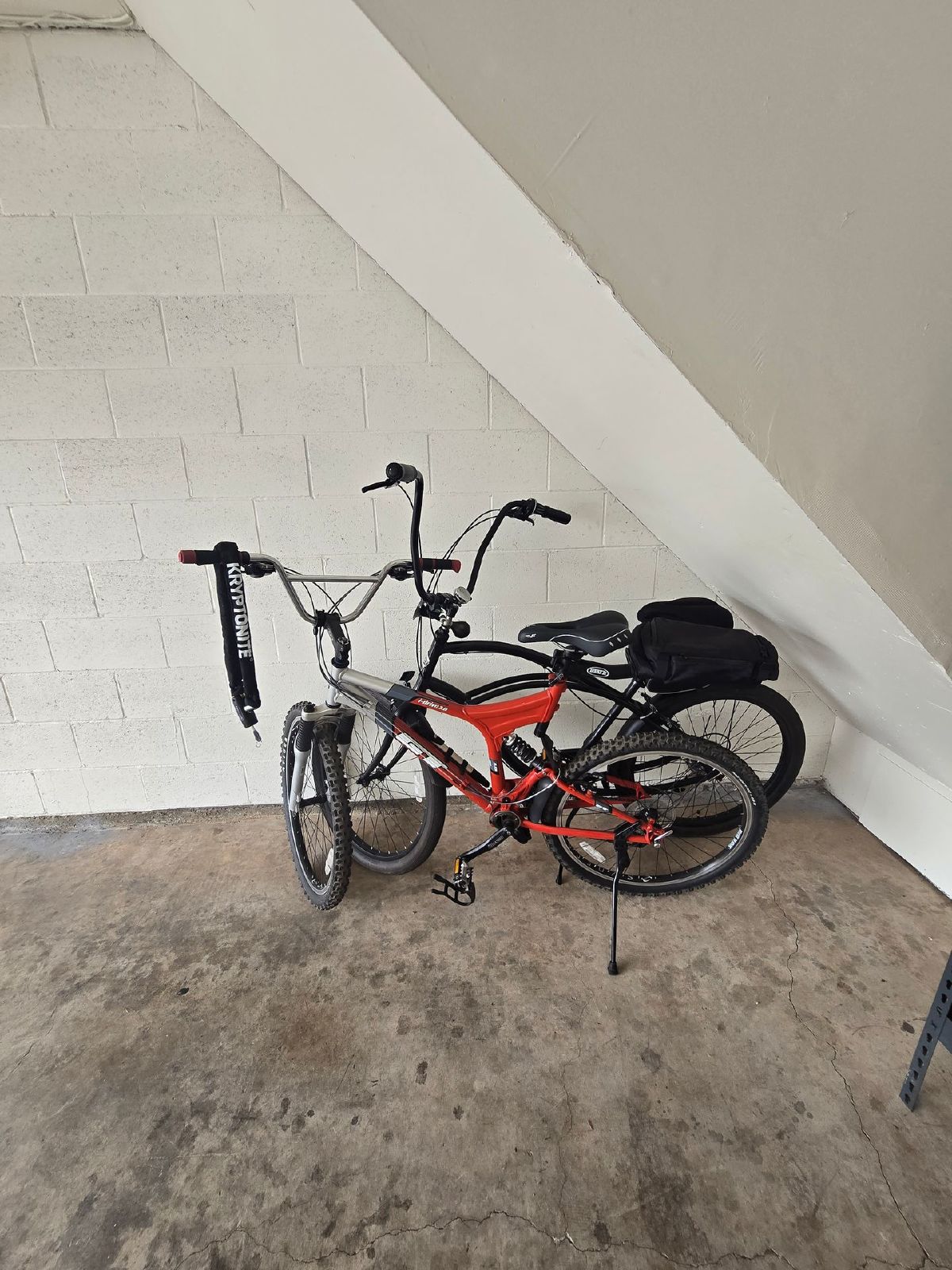 Spacious 2BD/2.5BA Town Home with 2 Car Garage property image