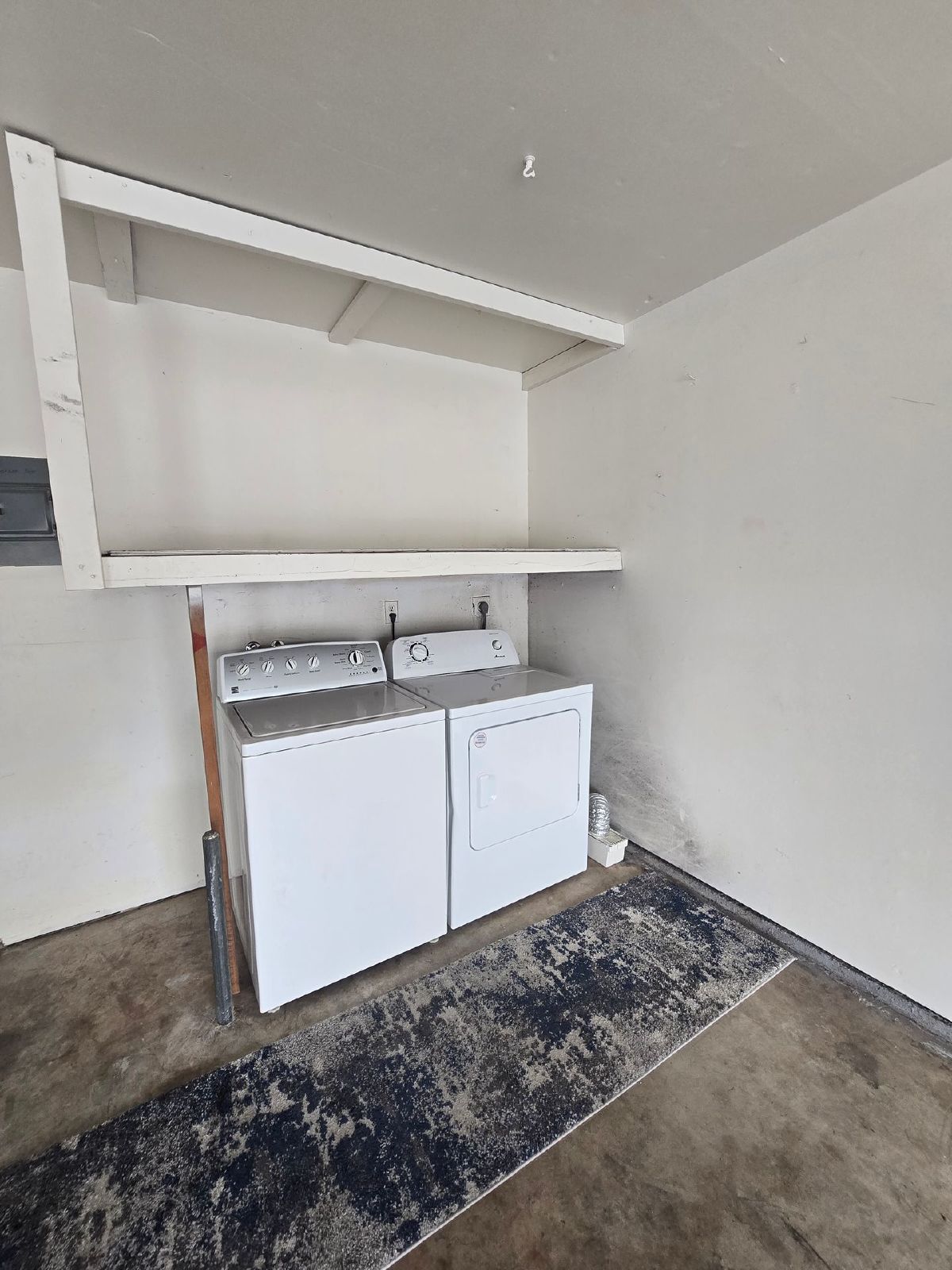 Spacious 2BD/2.5BA Town Home with 2 Car Garage property image