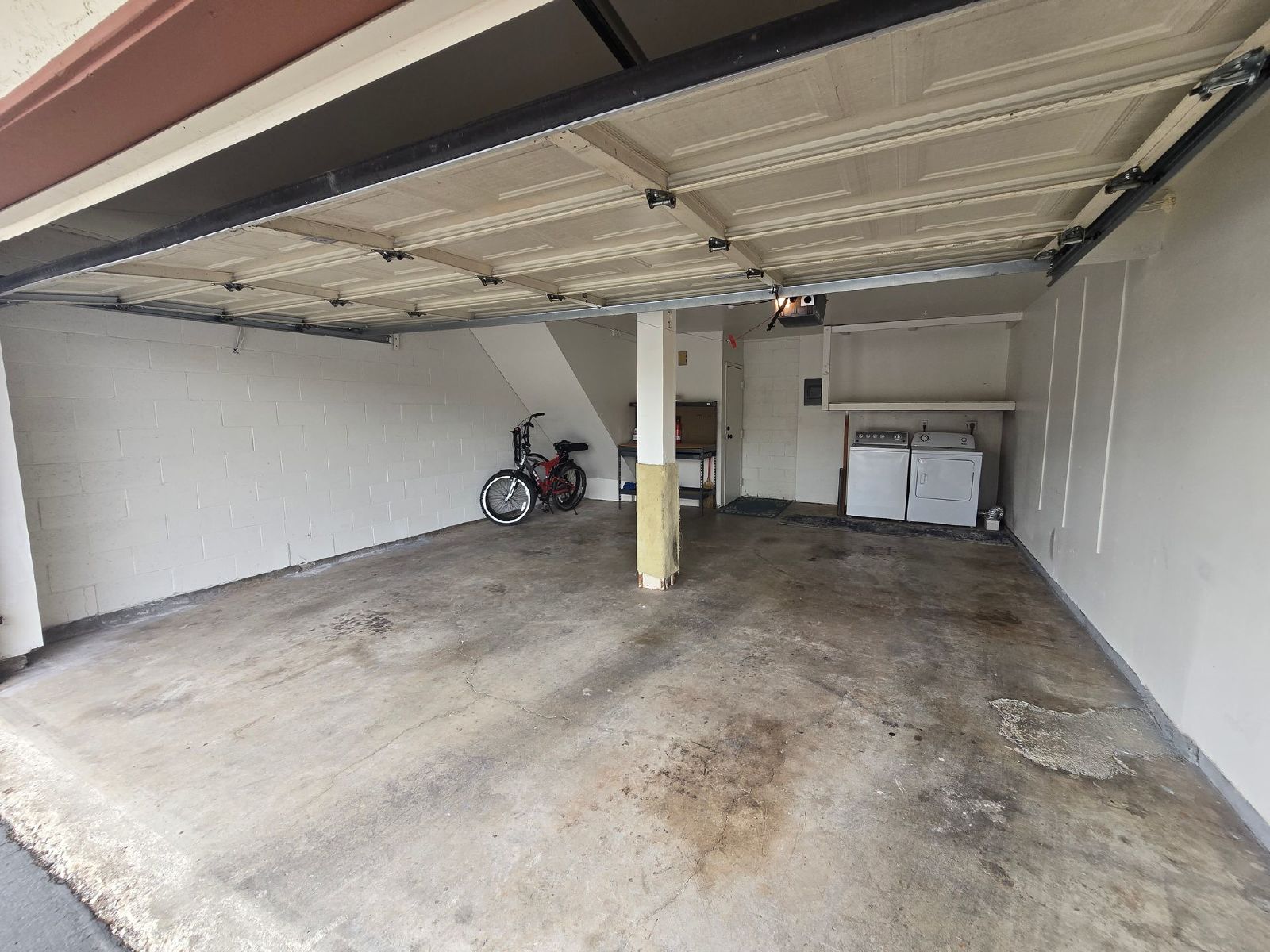 Spacious 2BD/2.5BA Town Home with 2 Car Garage property image