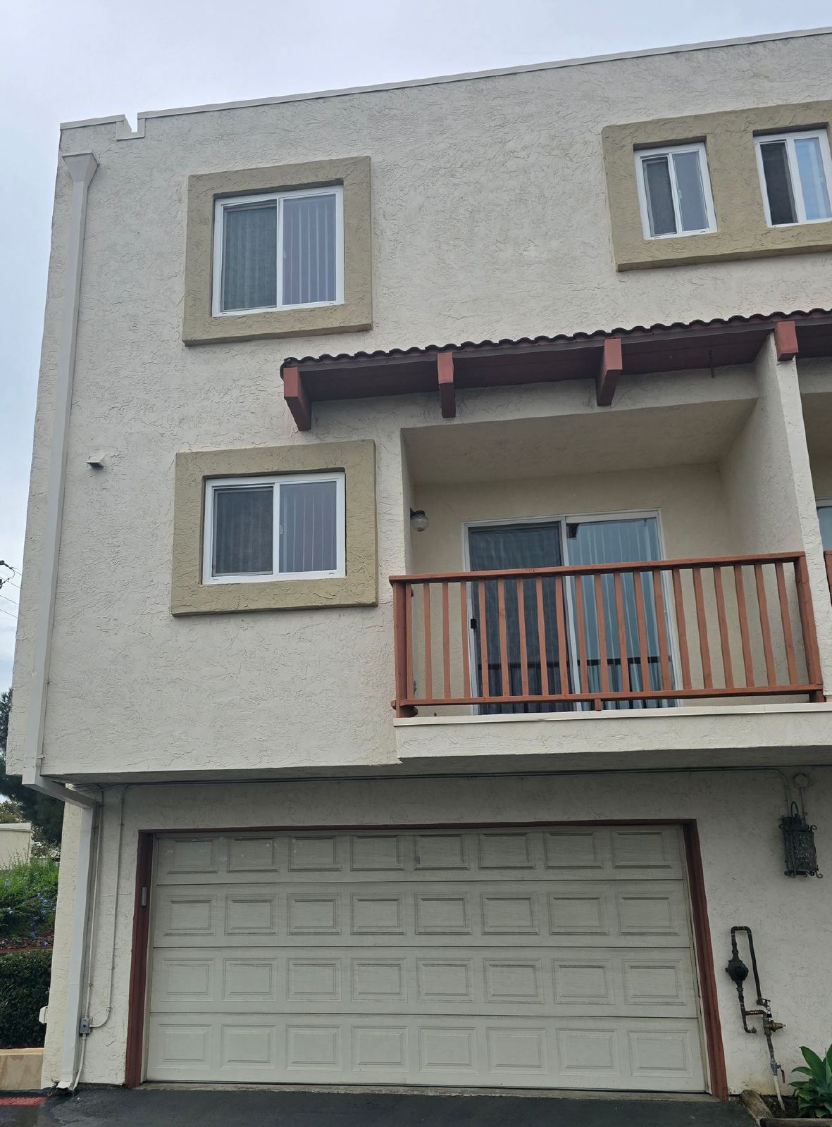 Spacious 2BD/2.5BA Town Home with 2 Car Garage property image