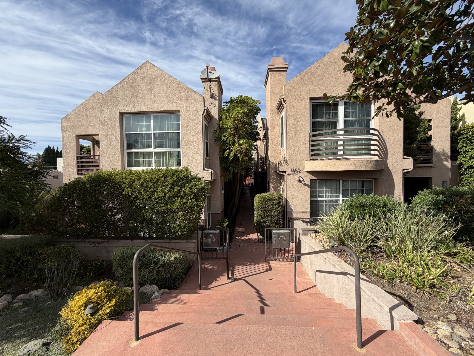 Spacious 3 Bedroom 2.5 Bath Townhouse Located in Pacific Beach! 3 Patios! property image