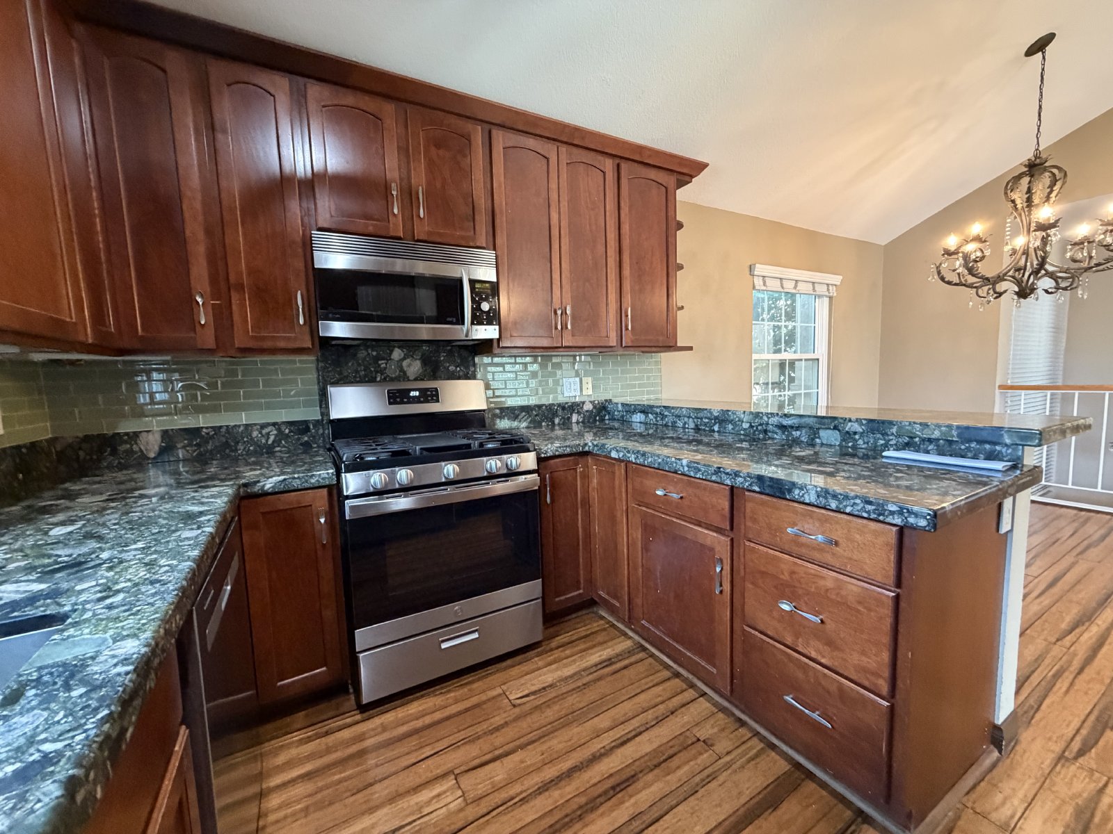 Spacious 3 Bedroom 2.5 Bath Townhouse Located in Pacific Beach! 3 Patios! property image