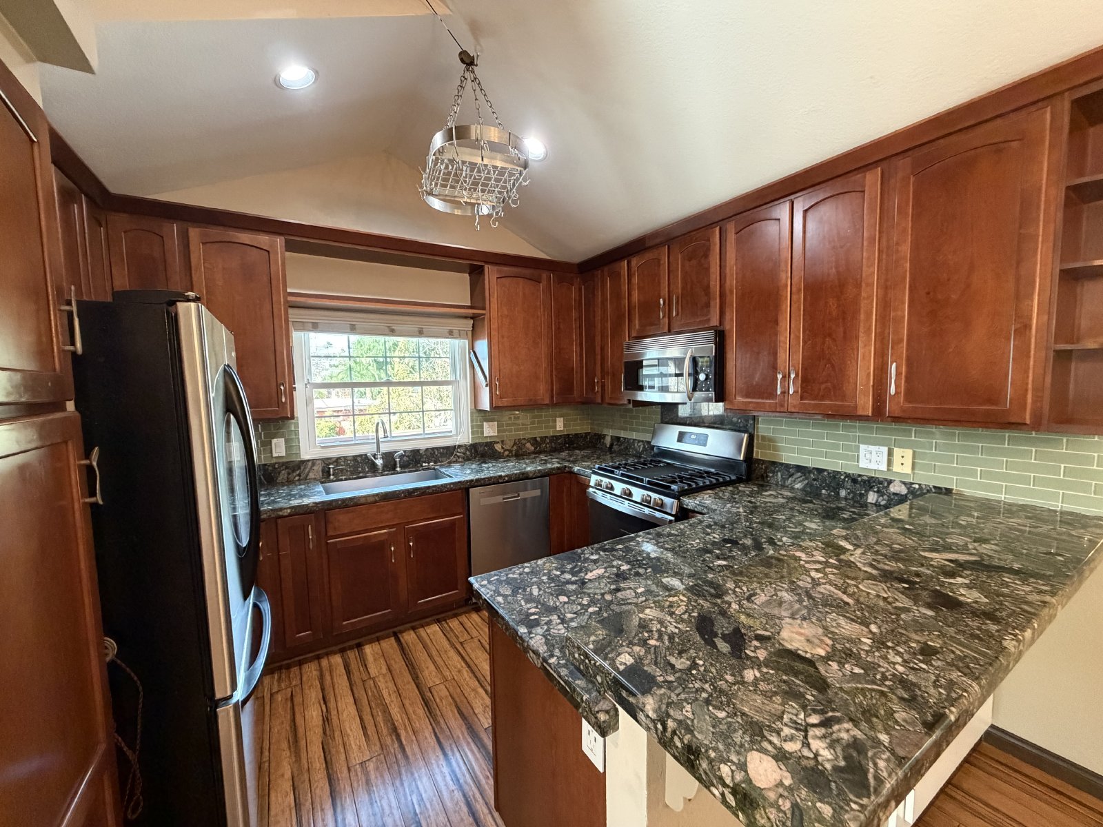 Spacious 3 Bedroom 2.5 Bath Townhouse Located in Pacific Beach! 3 Patios! property image