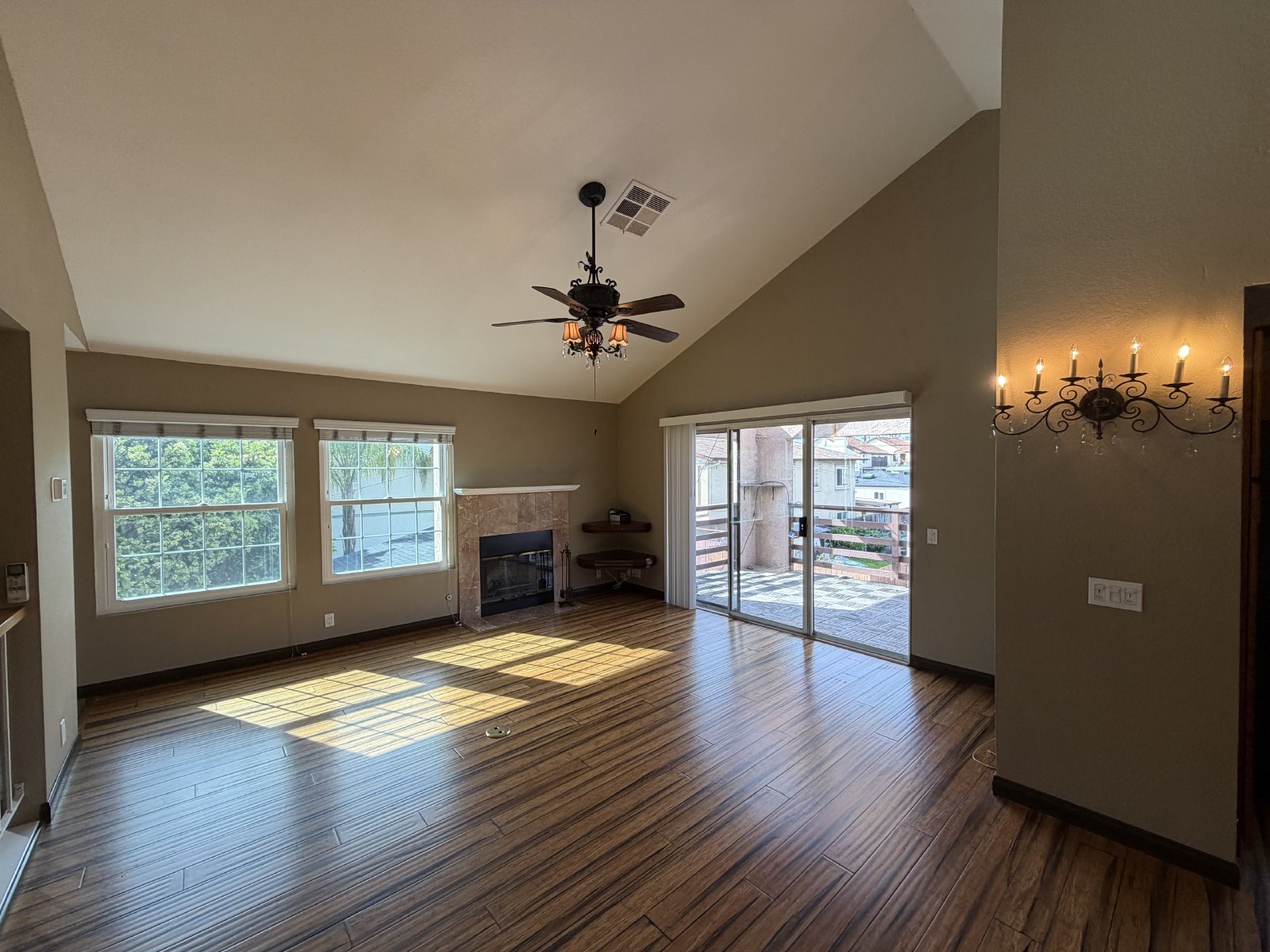 Spacious 3 Bedroom 2.5 Bath Townhouse Located in Pacific Beach! 3 Patios! property image