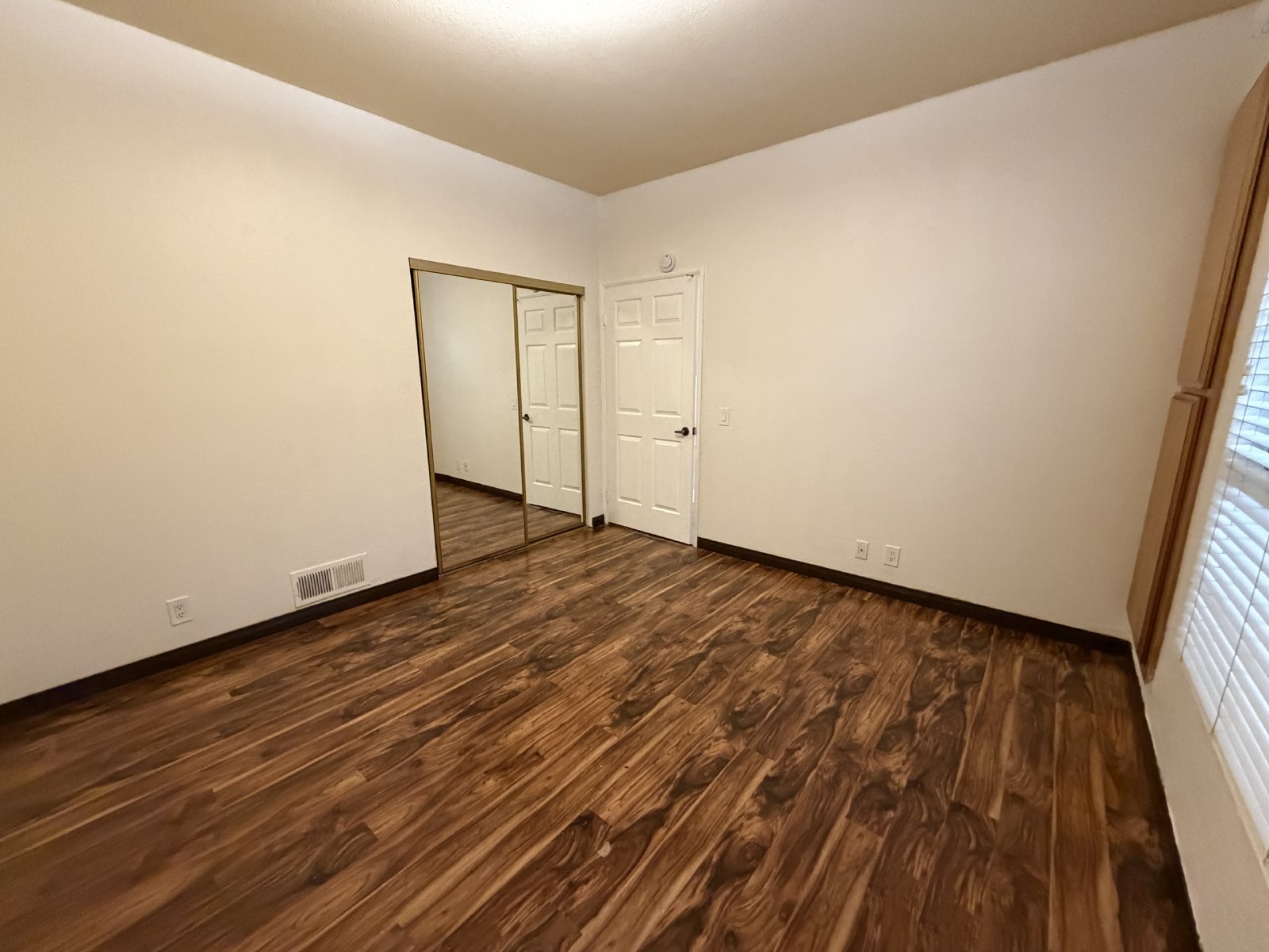 Spacious 3 Bedroom 2.5 Bath Townhouse Located in Pacific Beach! 3 Patios! property image