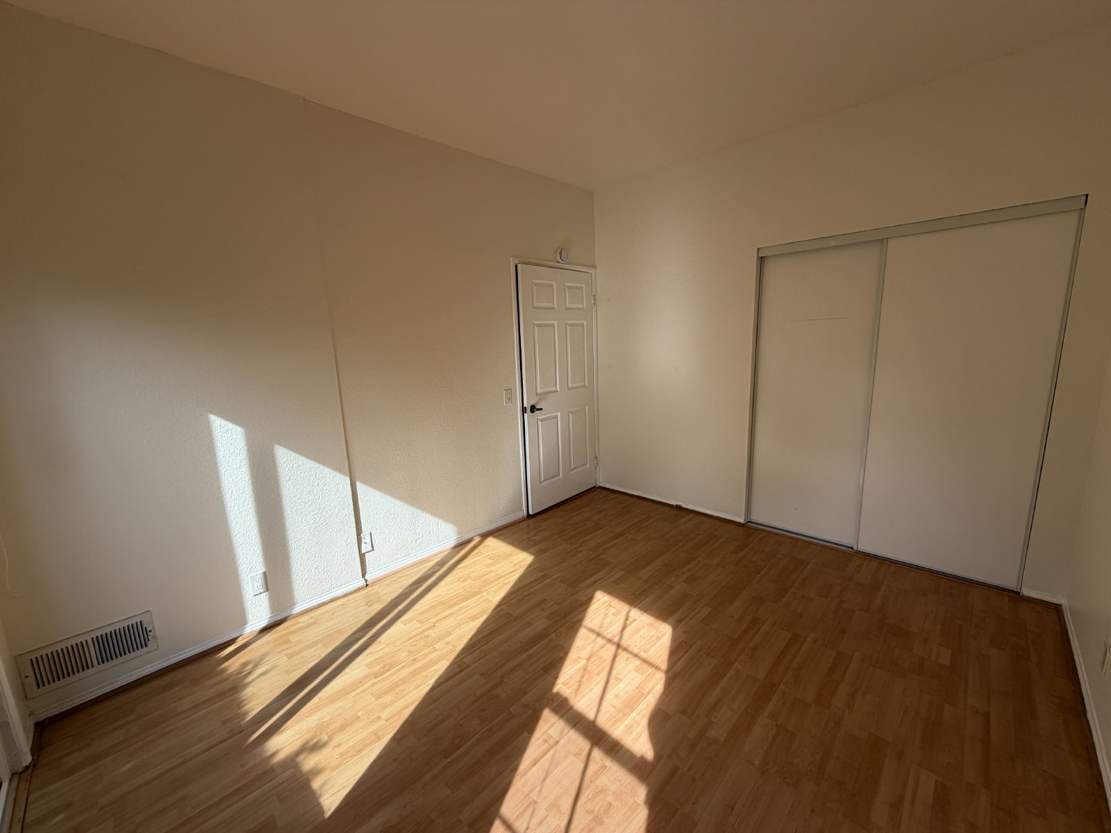 Spacious 3 Bedroom 2.5 Bath Townhouse Located in Pacific Beach! 3 Patios! property image