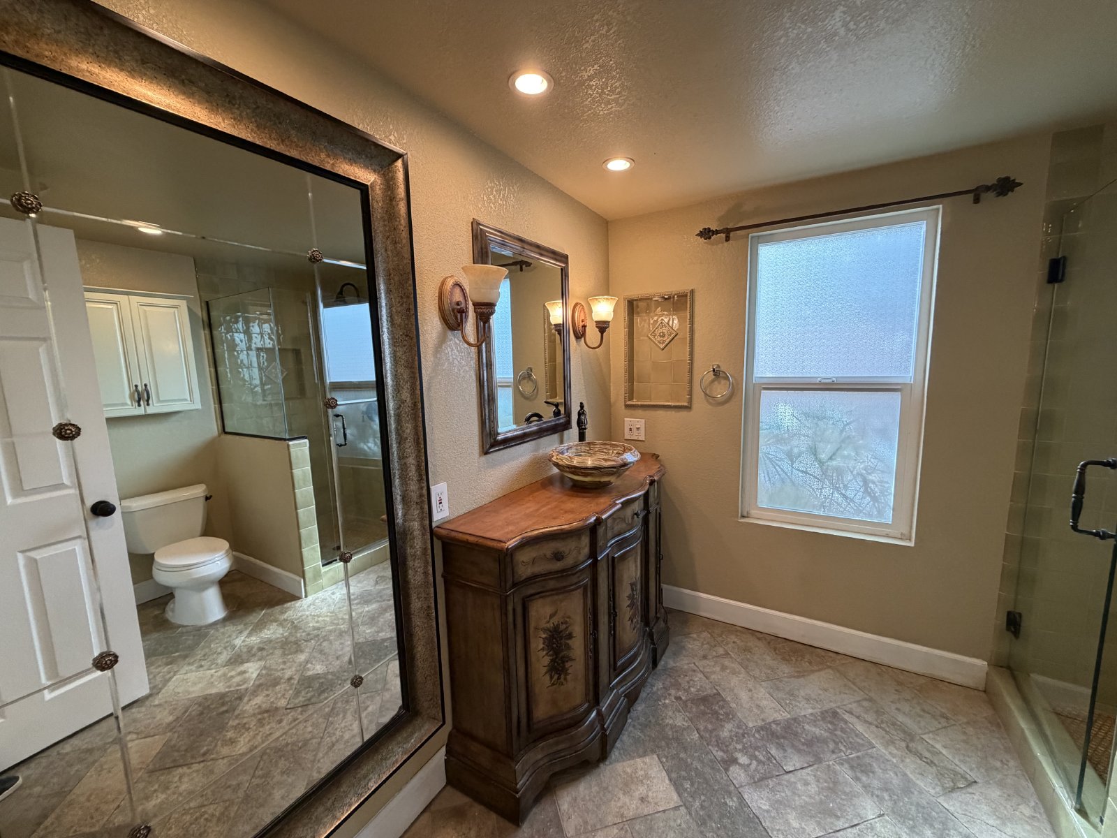 Spacious 3 Bedroom 2.5 Bath Townhouse Located in Pacific Beach! 3 Patios! property image