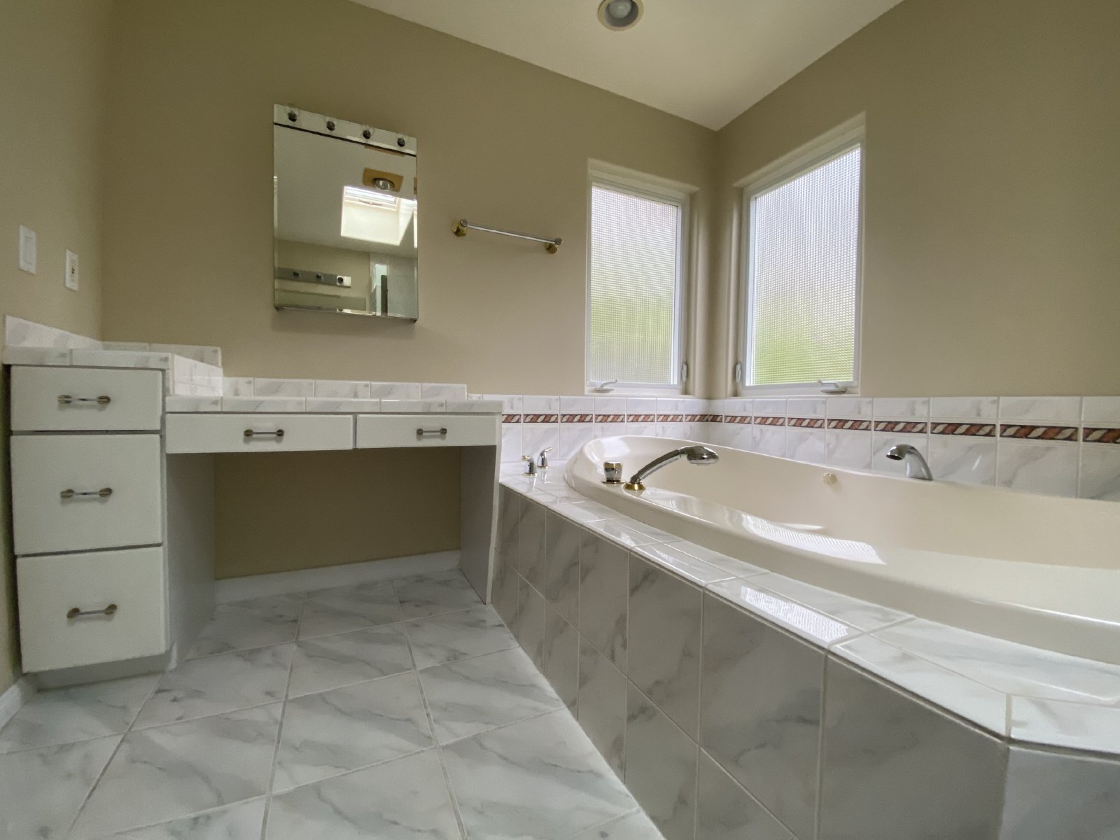 3BR 3BA home, located in beautiful Solana Beach! Spacious layout with lush landscape property image