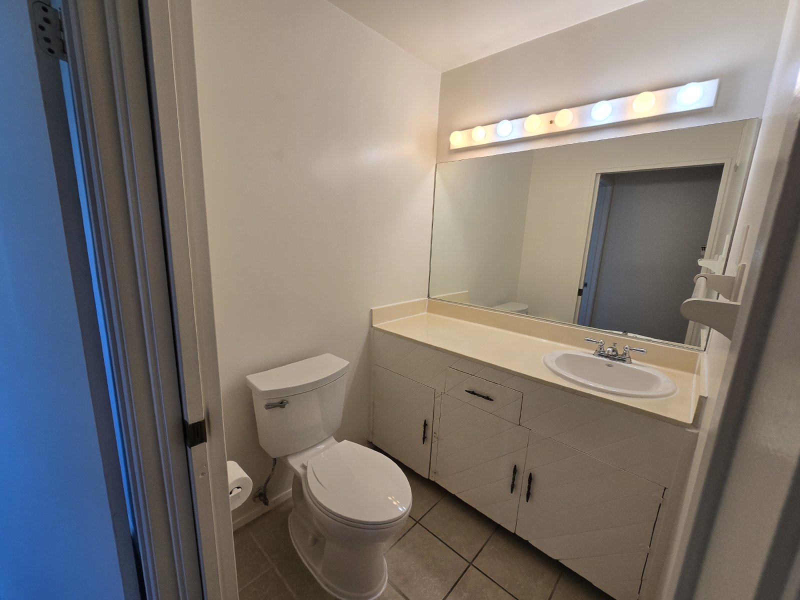 Discover this well-appointed 2-bedroom, 1.5-bath condo in San Diego property image