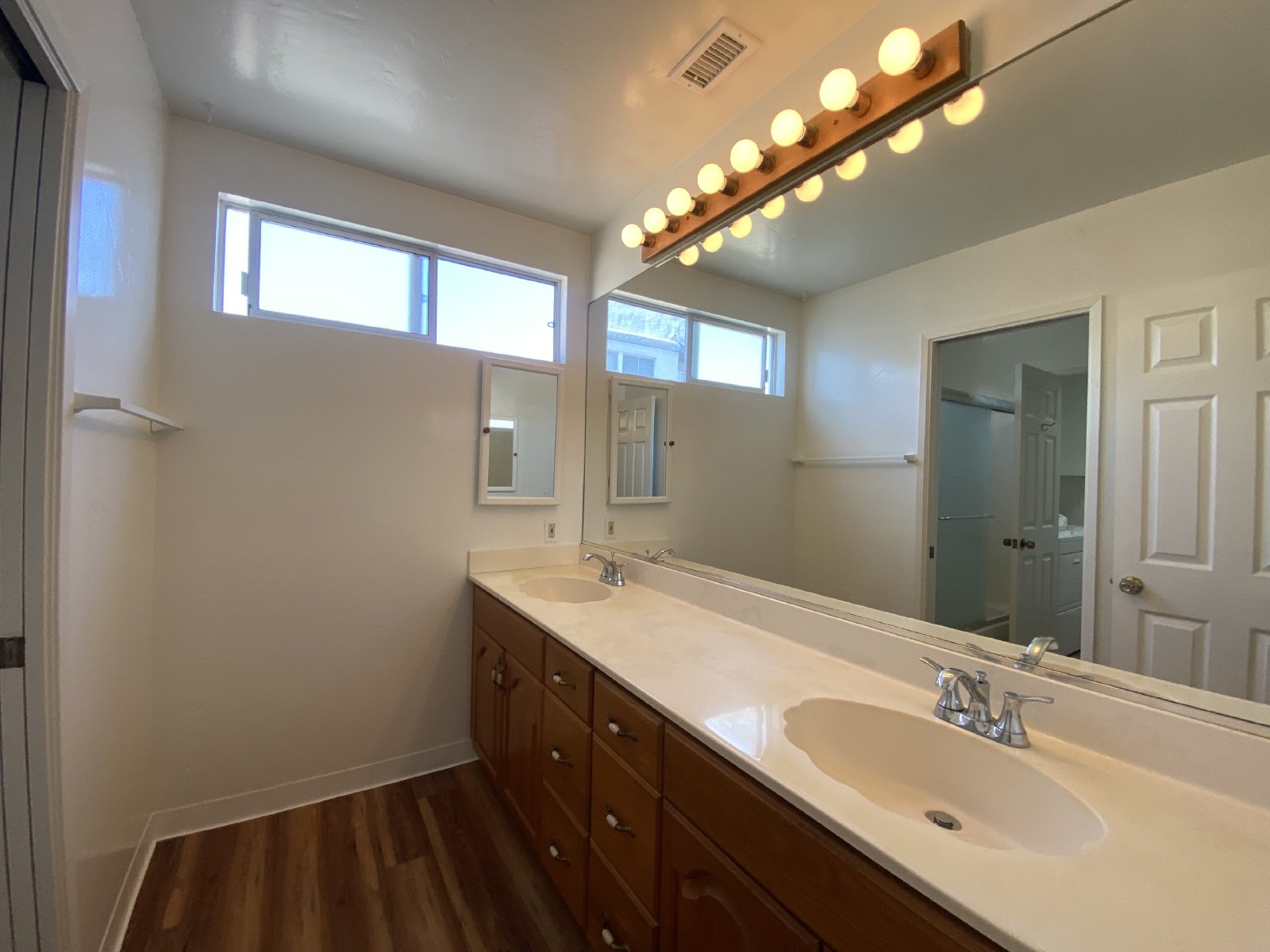 Beautiful 2BD/2BA Beach Home | Prime Mission Beach Location | Garage + 2 Parking Spaces property image