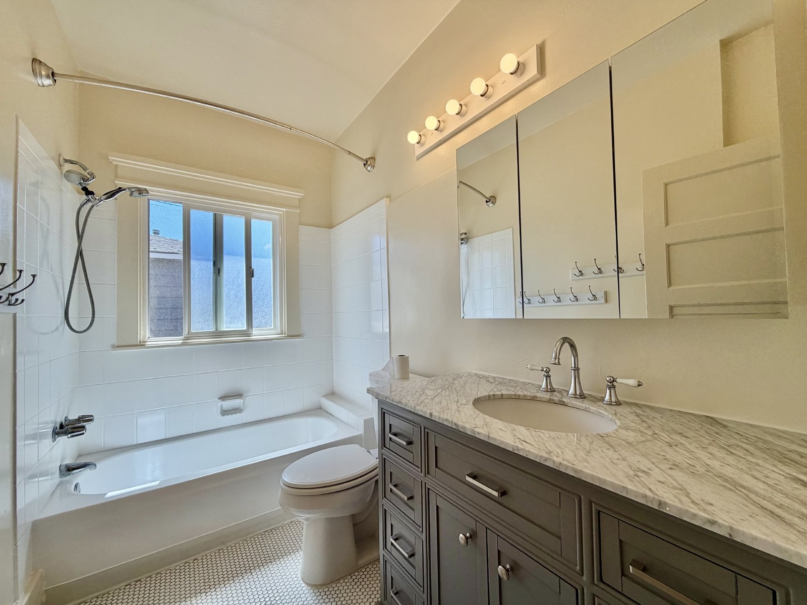 South Park Cottage Charm – 2BR/1BA with Bonus Room, Gated Yard & Garden Bed, Small Pets Welcome! property image