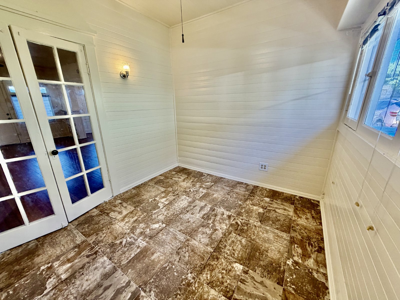 South Park Cottage Charm – 2BR/1BA with Bonus Room, Gated Yard & Garden Bed, Small Pets Welcome! property image