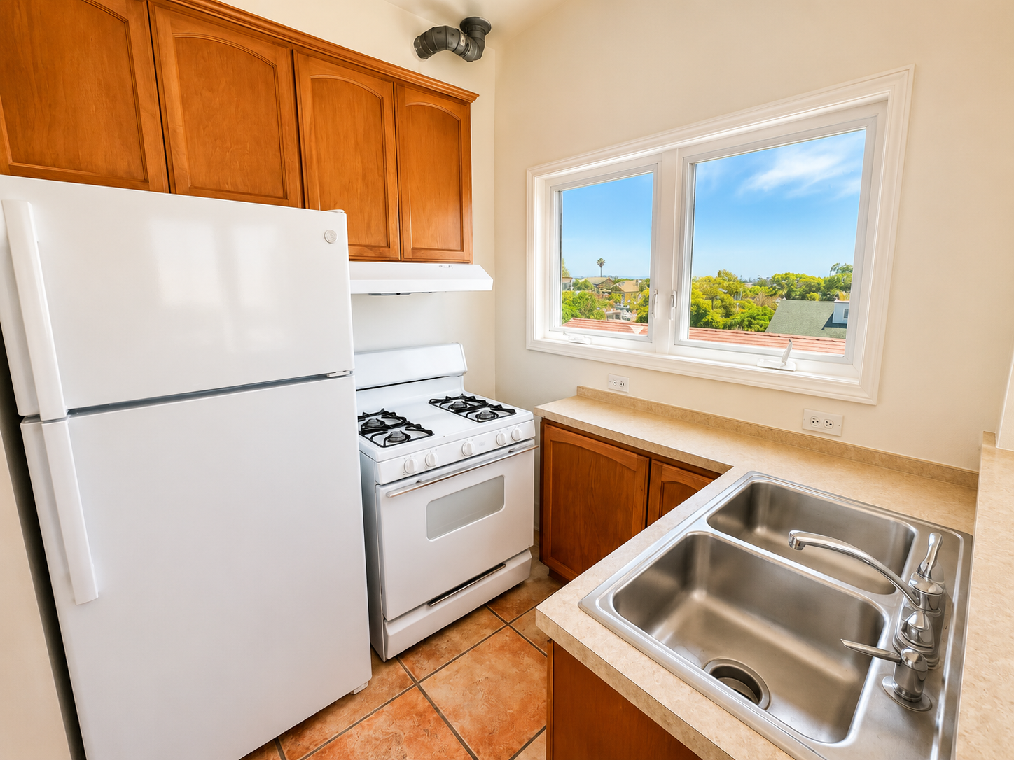 Bright Upstairs Apartment with Skyline Views in Golden Hill! property image