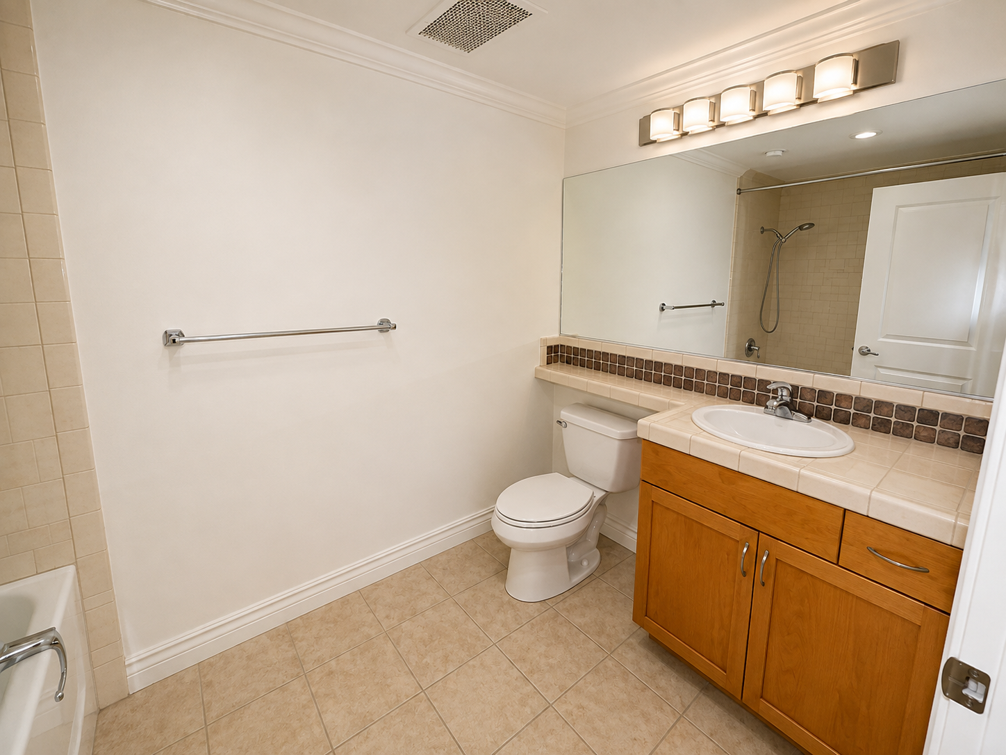 Sunny 2BR/2BA Condo with  1 Parking Space in Discovery at Cortez Hill property image