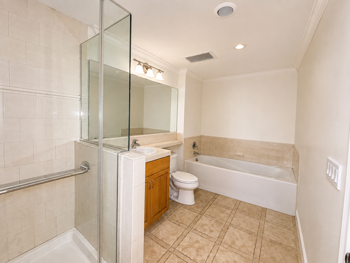 Sunny 2BR/2BA Condo with  1 Parking Space in Discovery at Cortez Hill property image